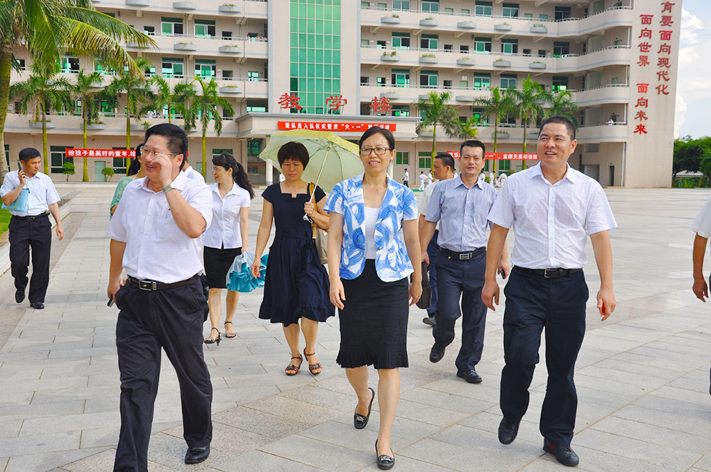 12-2013年6月，湛江市委常委陈云（前排中，时任湛江市副市长）率市教育局调研组来校调研、指导工作（压缩）。